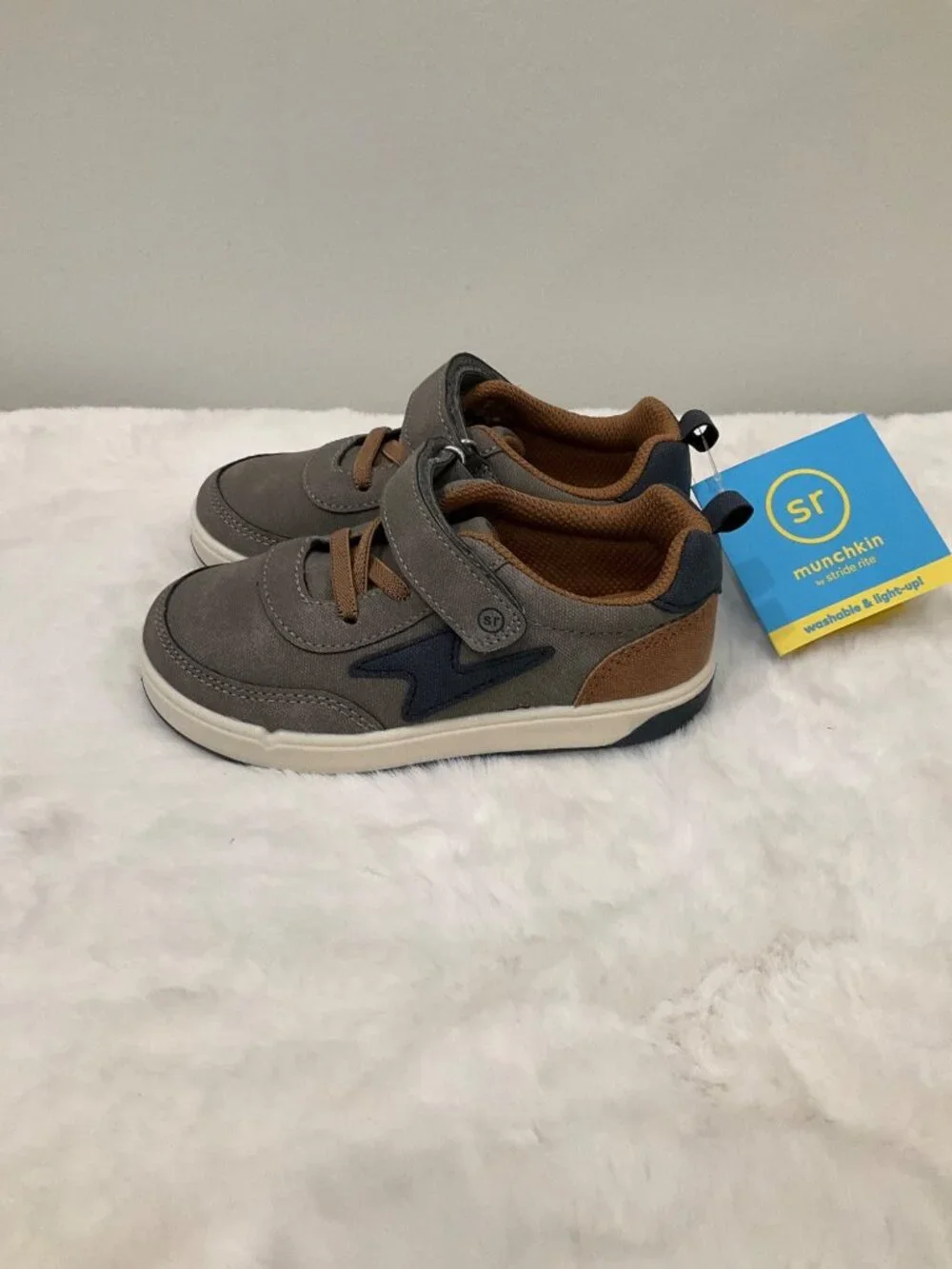Munchkin by Stride Rite Boy's Maxwell Grey Sneakers 9M (Little Boy) New in Box